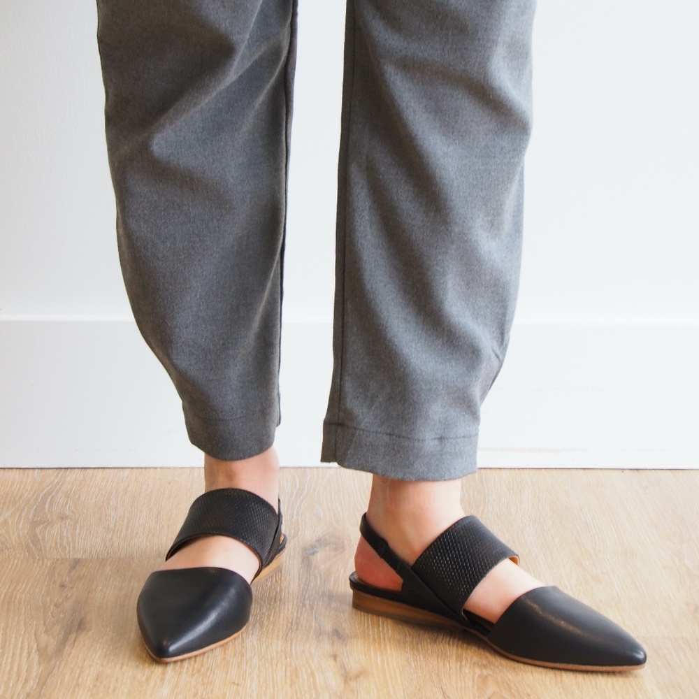 Distinctive Black Flat